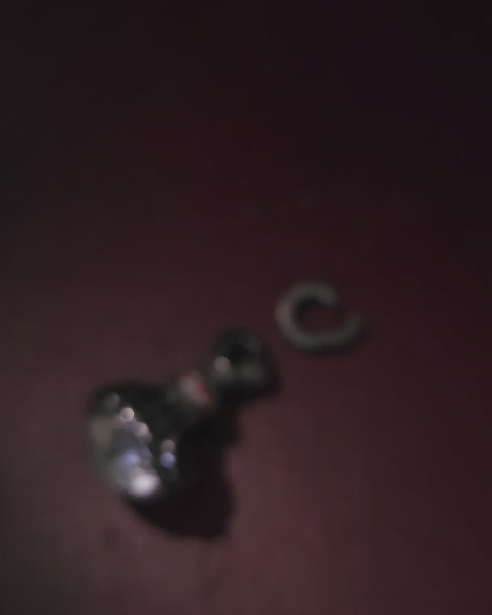 A short video shows: The bail has been removed and the topaz seal lies on its own.
